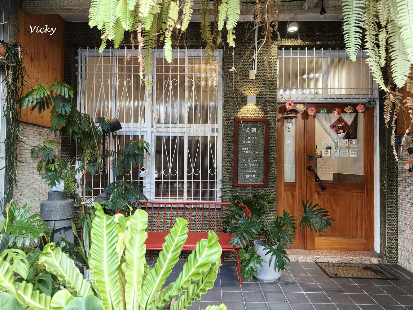 台南寵物友善餐廳︱肥窩咖啡：鄰近兌悅門的人氣早午餐，帶毛孩享受巴斯克與鬆餅球的療癒時光