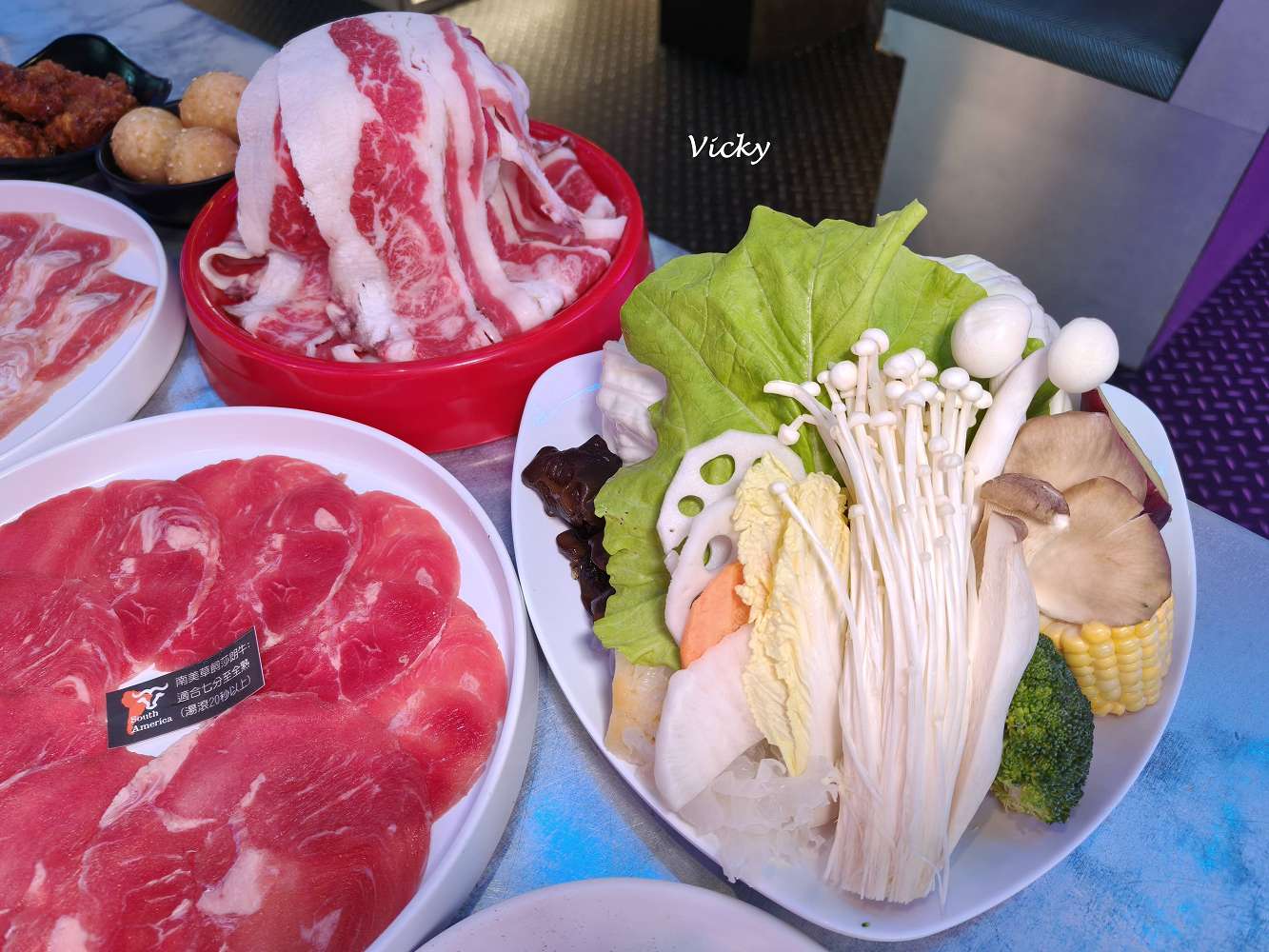 台南火鍋吃到飽｜尬麻火鍋聚場：東區奢華夜店風，大沙發超舒服！平日與深夜宵夜只要499元起，激推日本A5黑毛和牛、招牌小酥肉，還有黑貓機器人送餐太可愛！