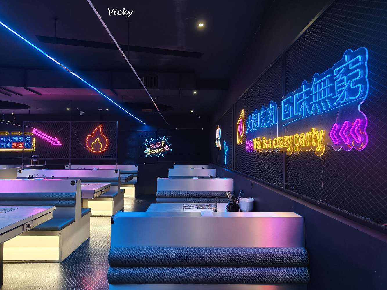 台南火鍋吃到飽｜尬麻火鍋聚場：東區奢華夜店風，大沙發超舒服！平日與深夜宵夜只要499元起，激推日本A5黑毛和牛、招牌小酥肉，還有黑貓機器人送餐太可愛！