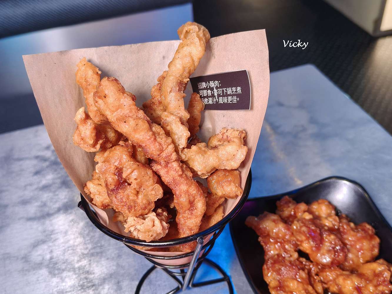 台南火鍋吃到飽|尬麻火鍋聚場:東區奢華夜店風,大沙發超舒服!平日與深夜宵夜只要499元起,激推日本A5黑毛和牛、招牌小酥肉,還有黑貓機器人送餐太可愛! 台南火鍋吃到飽|尬麻火鍋聚場:東區奢華夜店風,大沙發超舒服!平日與深夜宵夜只要499元起,激推日本A5黑毛和牛、招牌小酥肉,還有黑貓機器人送餐太可愛!