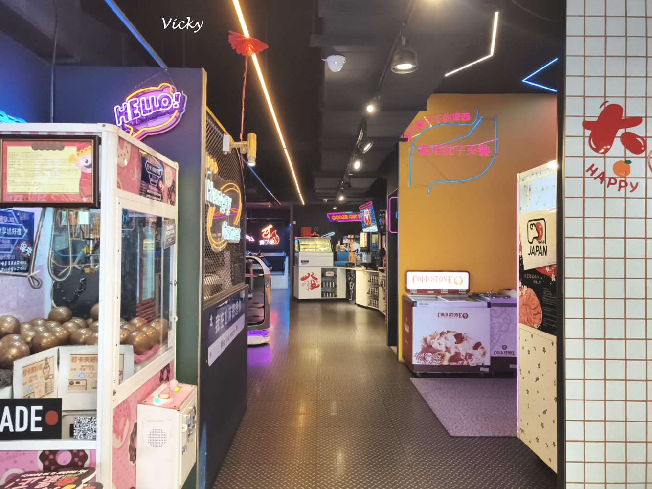 台南火鍋吃到飽|尬麻火鍋聚場:東區奢華夜店風,大沙發超舒服!平日與深夜宵夜只要499元起,激推日本A5黑毛和牛、招牌小酥肉,還有黑貓機器人送餐太可愛! 台南火鍋吃到飽|尬麻火鍋聚場:東區奢華夜店風,大沙發超舒服!平日與深夜宵夜只要499元起,激推日本A5黑毛和牛、招牌小酥肉,還有黑貓機器人送餐太可愛!