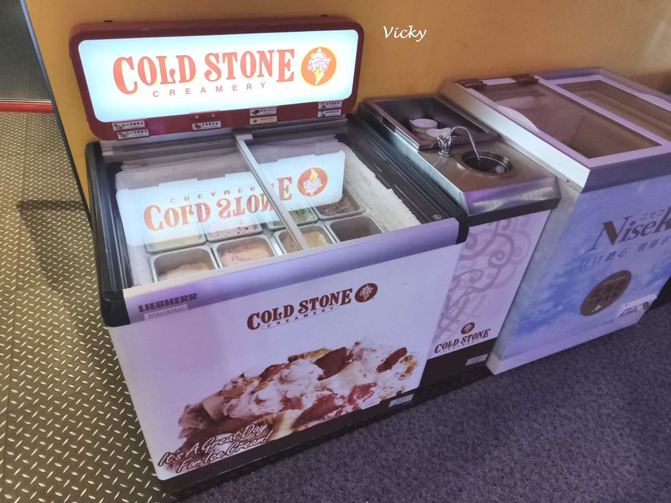 台南火鍋吃到飽｜尬麻火鍋聚場：東區奢華夜店風，大沙發超舒服！平日與深夜宵夜只要499元起，激推日本A5黑毛和牛、招牌小酥肉，還有黑貓機器人送餐太可愛！