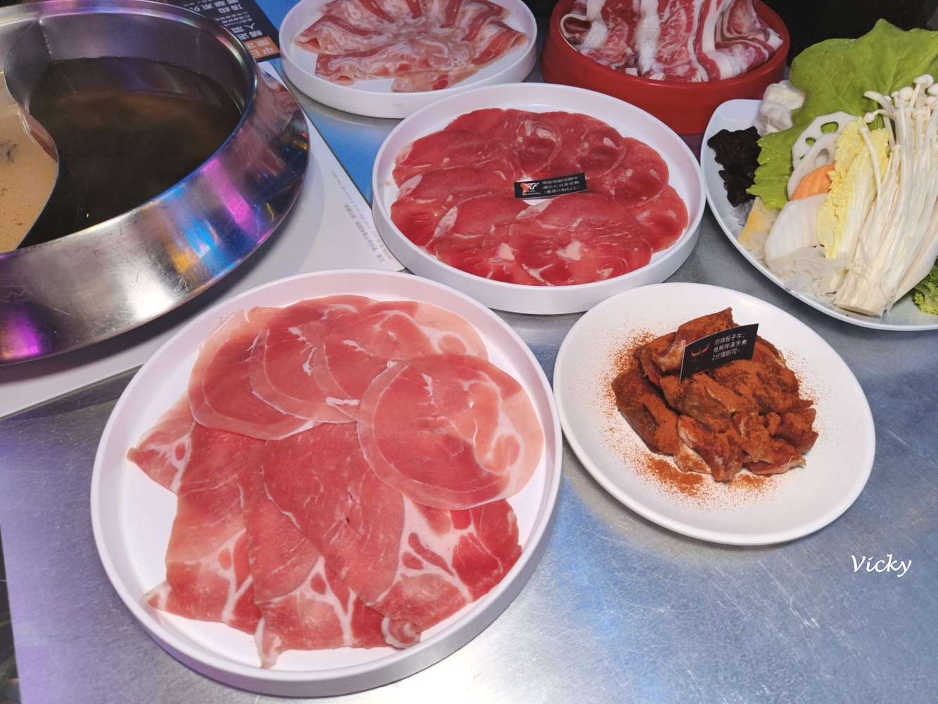 台南火鍋吃到飽｜尬麻火鍋聚場：東區奢華夜店風，大沙發超舒服！平日與深夜宵夜只要499元起，激推日本A5黑毛和牛、招牌小酥肉，還有黑貓機器人送餐太可愛！