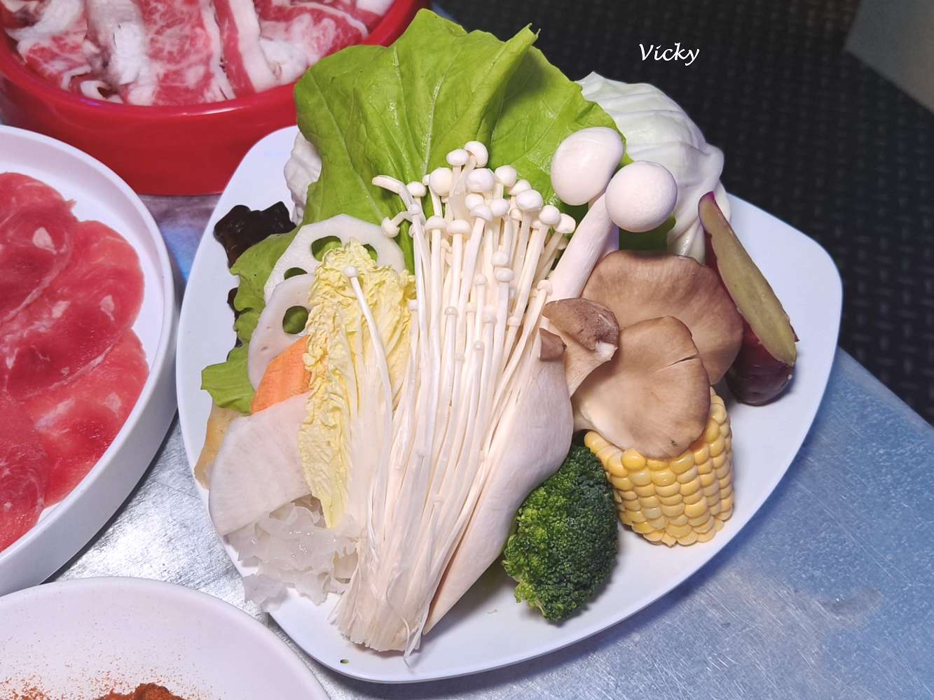 台南火鍋吃到飽|尬麻火鍋聚場:東區奢華夜店風,大沙發超舒服!平日與深夜宵夜只要499元起,激推日本A5黑毛和牛、招牌小酥肉,還有黑貓機器人送餐太可愛! 台南火鍋吃到飽|尬麻火鍋聚場:東區奢華夜店風,大沙發超舒服!平日與深夜宵夜只要499元起,激推日本A5黑毛和牛、招牌小酥肉,還有黑貓機器人送餐太可愛!