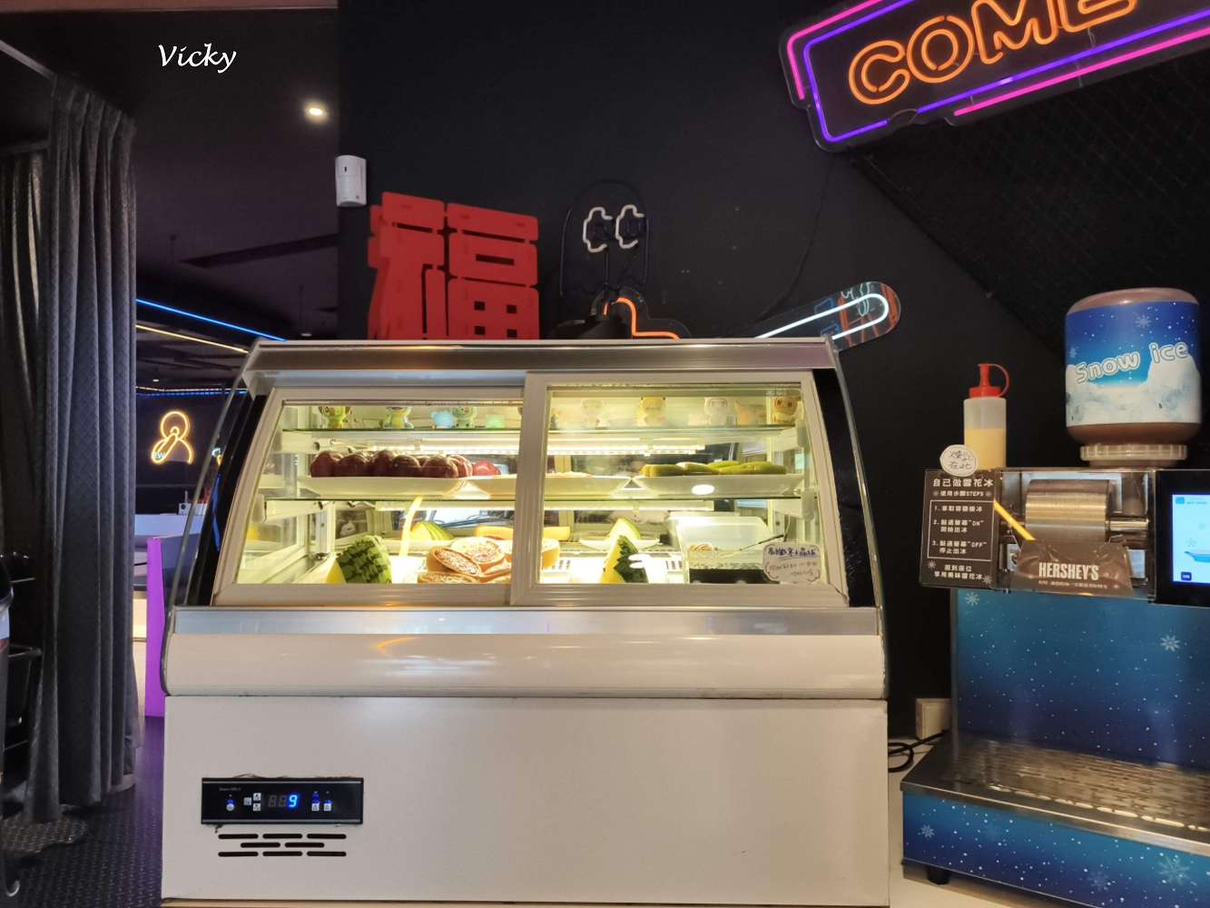 台南火鍋吃到飽｜尬麻火鍋聚場：東區奢華夜店風，大沙發超舒服！平日與深夜宵夜只要499元起，激推日本A5黑毛和牛、招牌小酥肉，還有黑貓機器人送餐太可愛！