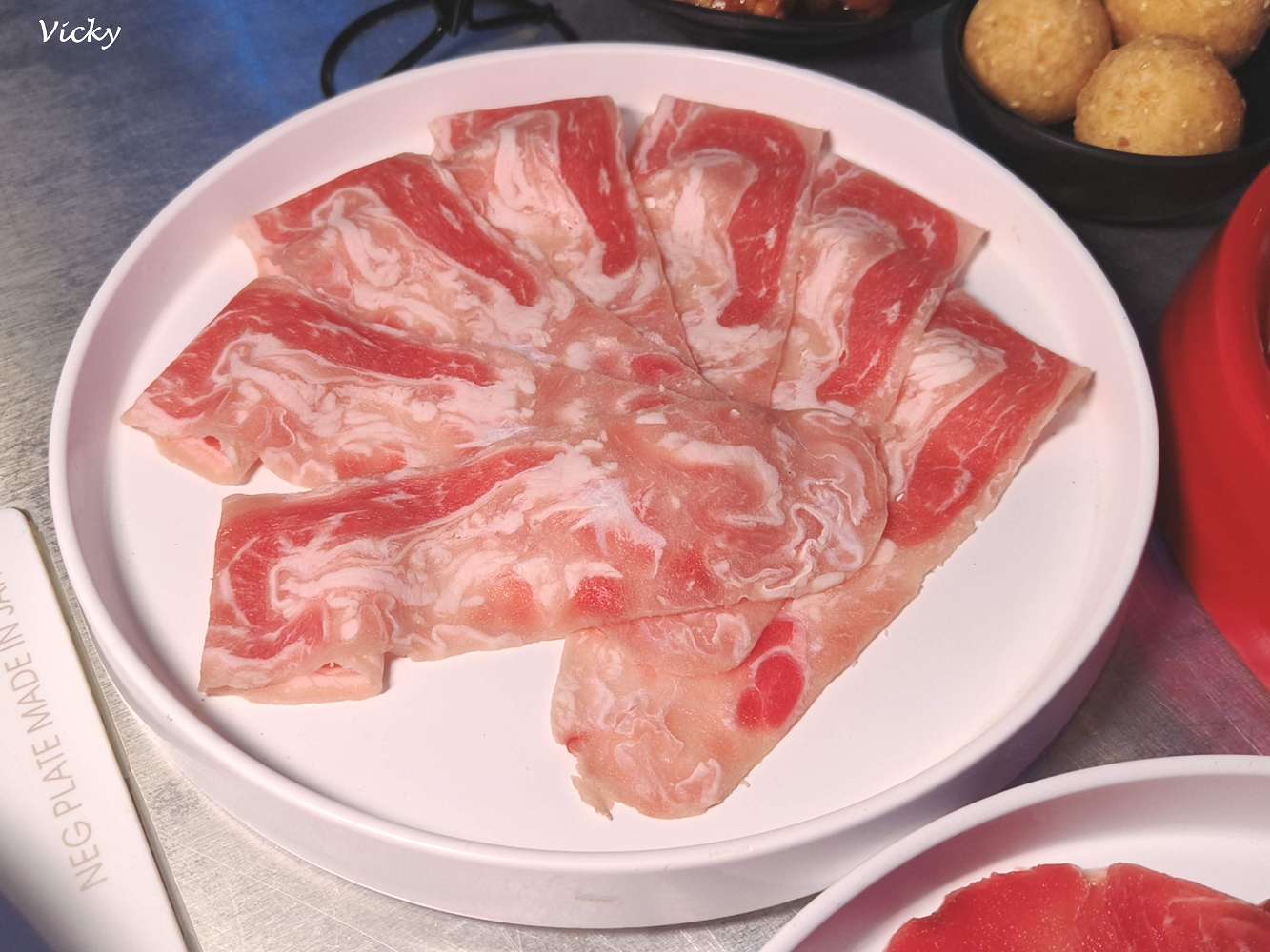 台南火鍋吃到飽|尬麻火鍋聚場:東區奢華夜店風,大沙發超舒服!平日與深夜宵夜只要499元起,激推日本A5黑毛和牛、招牌小酥肉,還有黑貓機器人送餐太可愛! 台南火鍋吃到飽|尬麻火鍋聚場:東區奢華夜店風,大沙發超舒服!平日與深夜宵夜只要499元起,激推日本A5黑毛和牛、招牌小酥肉,還有黑貓機器人送餐太可愛!