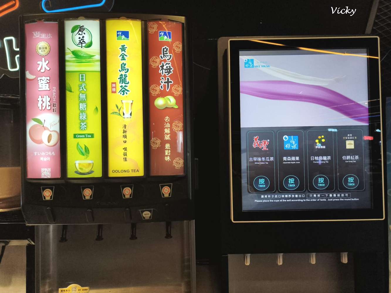 台南火鍋吃到飽|尬麻火鍋聚場:東區奢華夜店風,大沙發超舒服!平日與深夜宵夜只要499元起,激推日本A5黑毛和牛、招牌小酥肉,還有黑貓機器人送餐太可愛! 台南火鍋吃到飽|尬麻火鍋聚場:東區奢華夜店風,大沙發超舒服!平日與深夜宵夜只要499元起,激推日本A5黑毛和牛、招牌小酥肉,還有黑貓機器人送餐太可愛!