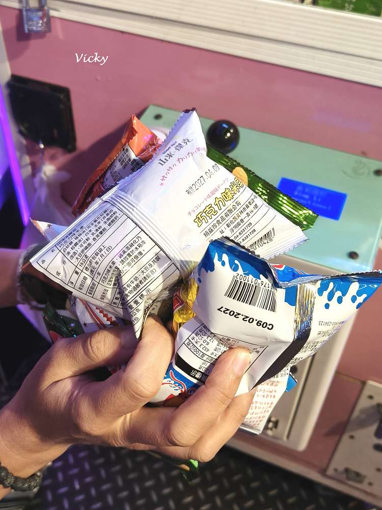 台南火鍋吃到飽|尬麻火鍋聚場:東區奢華夜店風,大沙發超舒服!平日與深夜宵夜只要499元起,激推日本A5黑毛和牛、招牌小酥肉,還有黑貓機器人送餐太可愛! 台南火鍋吃到飽|尬麻火鍋聚場:東區奢華夜店風,大沙發超舒服!平日與深夜宵夜只要499元起,激推日本A5黑毛和牛、招牌小酥肉,還有黑貓機器人送餐太可愛!