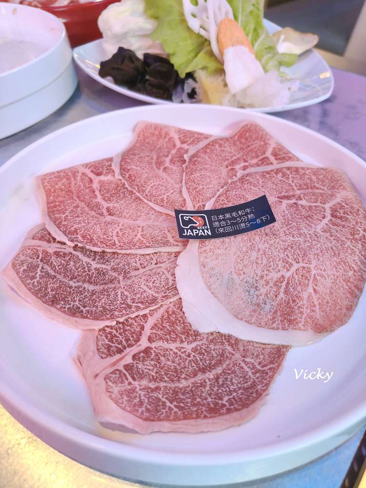 台南火鍋吃到飽|尬麻火鍋聚場:東區奢華夜店風,大沙發超舒服!平日與深夜宵夜只要499元起,激推日本A5黑毛和牛、招牌小酥肉,還有黑貓機器人送餐太可愛! 台南火鍋吃到飽|尬麻火鍋聚場:東區奢華夜店風,大沙發超舒服!平日與深夜宵夜只要499元起,激推日本A5黑毛和牛、招牌小酥肉,還有黑貓機器人送餐太可愛!