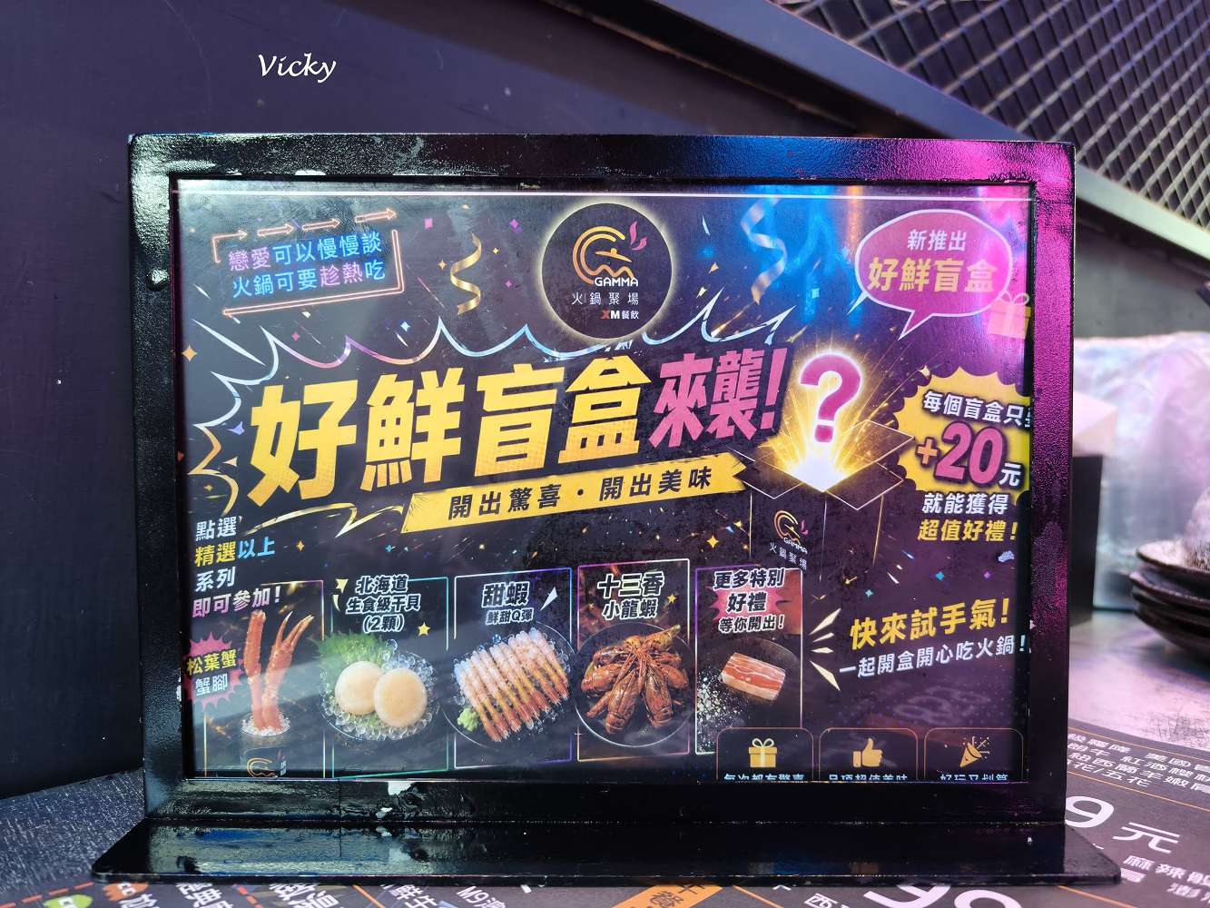 台南火鍋吃到飽｜尬麻火鍋聚場：東區奢華夜店風，大沙發超舒服！平日與深夜宵夜只要499元起，激推日本A5黑毛和牛、招牌小酥肉，還有黑貓機器人送餐太可愛！