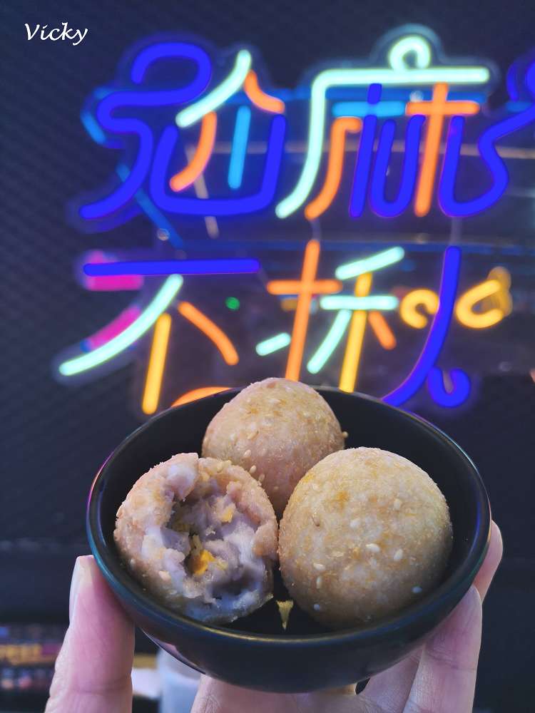 台南火鍋吃到飽｜尬麻火鍋聚場：東區奢華夜店風，大沙發超舒服！平日與深夜宵夜只要499元起，激推日本A5黑毛和牛、招牌小酥肉，還有黑貓機器人送餐太可愛！