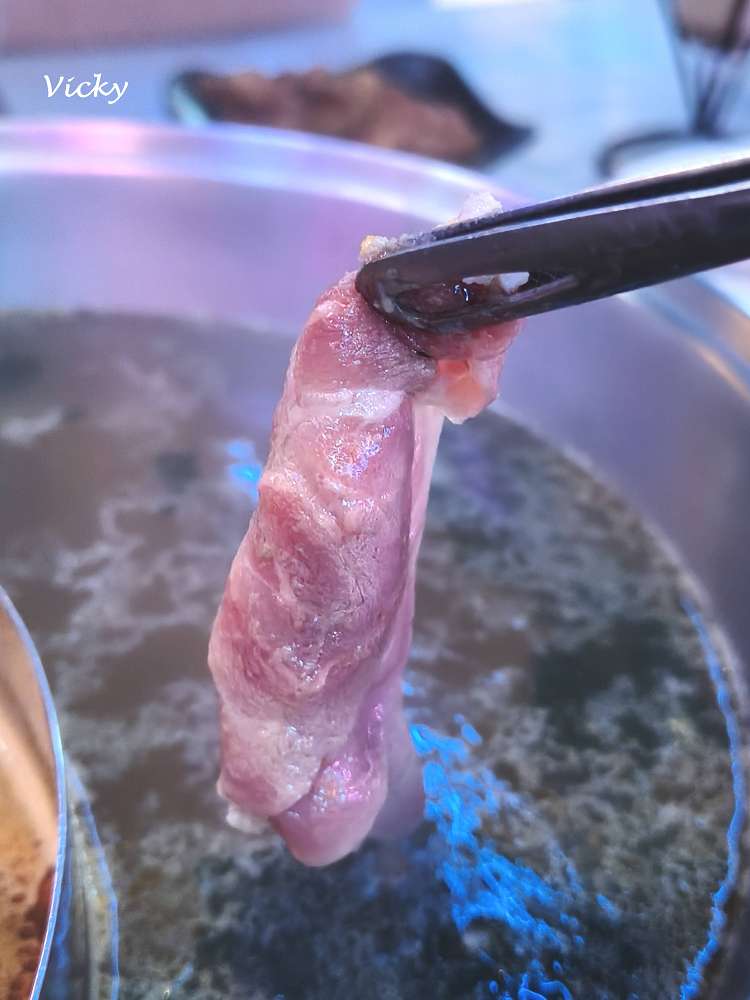 台南火鍋吃到飽｜尬麻火鍋聚場：東區奢華夜店風，大沙發超舒服！平日與深夜宵夜只要499元起，激推日本A5黑毛和牛、招牌小酥肉，還有黑貓機器人送餐太可愛！