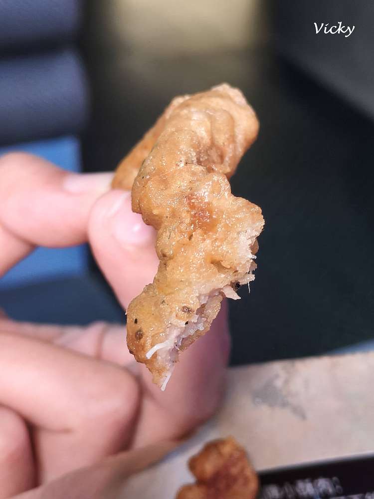 台南火鍋吃到飽|尬麻火鍋聚場:東區奢華夜店風,大沙發超舒服!平日與深夜宵夜只要499元起,激推日本A5黑毛和牛、招牌小酥肉,還有黑貓機器人送餐太可愛! 台南火鍋吃到飽|尬麻火鍋聚場:東區奢華夜店風,大沙發超舒服!平日與深夜宵夜只要499元起,激推日本A5黑毛和牛、招牌小酥肉,還有黑貓機器人送餐太可愛!
