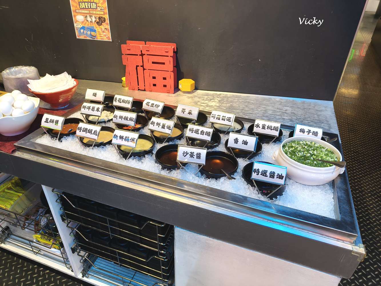 台南火鍋吃到飽|尬麻火鍋聚場:東區奢華夜店風,大沙發超舒服!平日與深夜宵夜只要499元起,激推日本A5黑毛和牛、招牌小酥肉,還有黑貓機器人送餐太可愛! 台南火鍋吃到飽|尬麻火鍋聚場:東區奢華夜店風,大沙發超舒服!平日與深夜宵夜只要499元起,激推日本A5黑毛和牛、招牌小酥肉,還有黑貓機器人送餐太可愛!