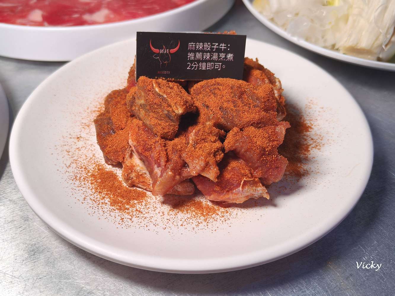 台南火鍋吃到飽|尬麻火鍋聚場:東區奢華夜店風,大沙發超舒服!平日與深夜宵夜只要499元起,激推日本A5黑毛和牛、招牌小酥肉,還有黑貓機器人送餐太可愛! 台南火鍋吃到飽|尬麻火鍋聚場:東區奢華夜店風,大沙發超舒服!平日與深夜宵夜只要499元起,激推日本A5黑毛和牛、招牌小酥肉,還有黑貓機器人送餐太可愛!
