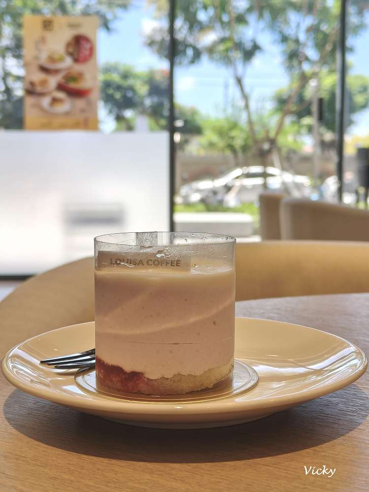台南仁德咖啡廳︱路易莎台南昌益門市新開幕！超大落地窗、燒肉飯，高 CP 值辦公讀書新據點