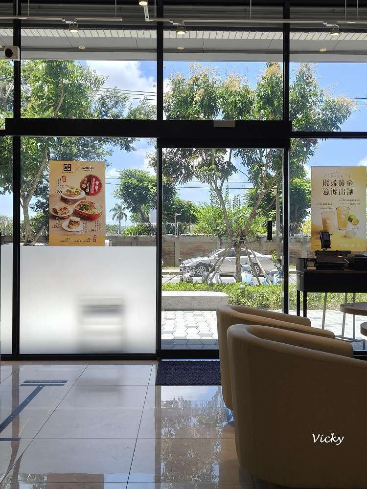 台南仁德咖啡廳︱路易莎台南昌益門市新開幕！超大落地窗、燒肉飯，高 CP 值辦公讀書新據點