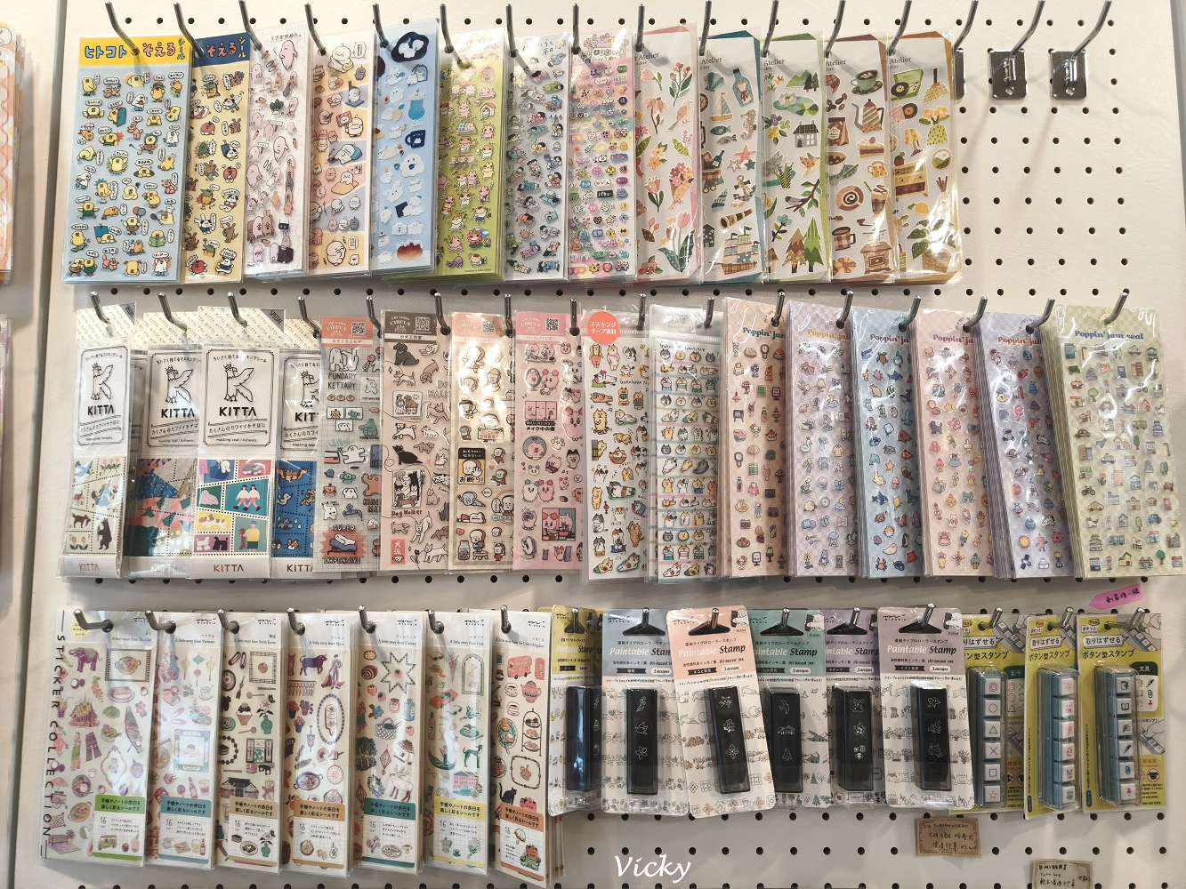 台南文具店推薦︱摸鼻子文房具 雅士行：手帳控與貼紙迷的寶藏天堂，一秒點燃妳的文具魂！