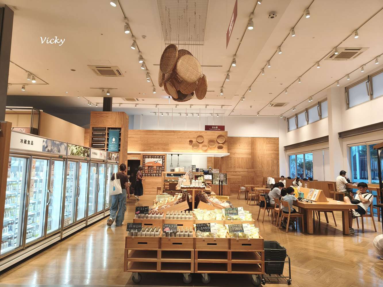 高雄岡山景點推薦︱MUJI 無印良品 岡山門巿：全台首間獨立路面店！獨家台灣瀕危動物玻璃杯、超大在地小市集與質感咖啡廳
