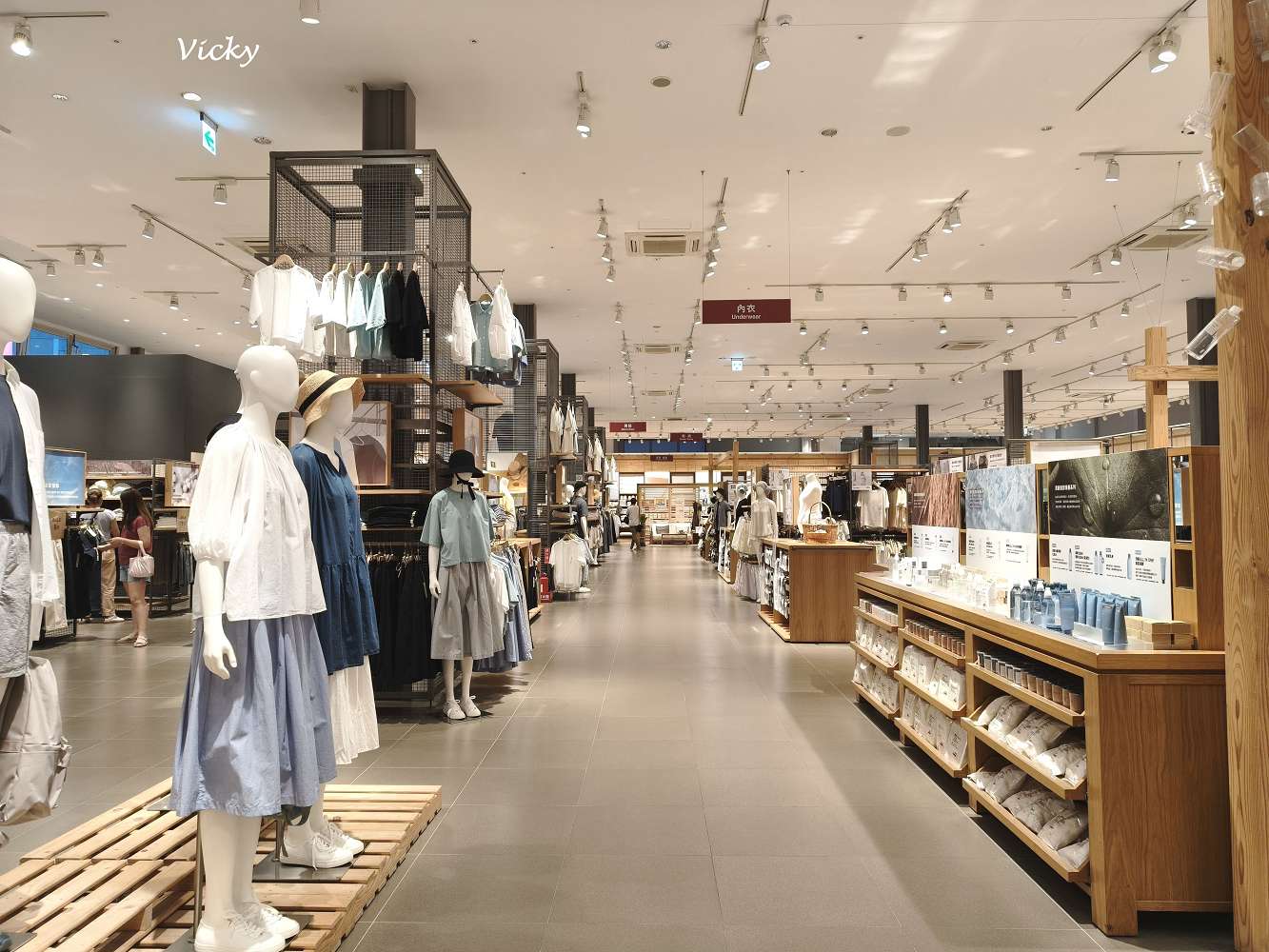 高雄岡山景點推薦︱MUJI 無印良品 岡山門巿：全台首間獨立路面店！獨家台灣瀕危動物玻璃杯、超大在地小市集與質感咖啡廳