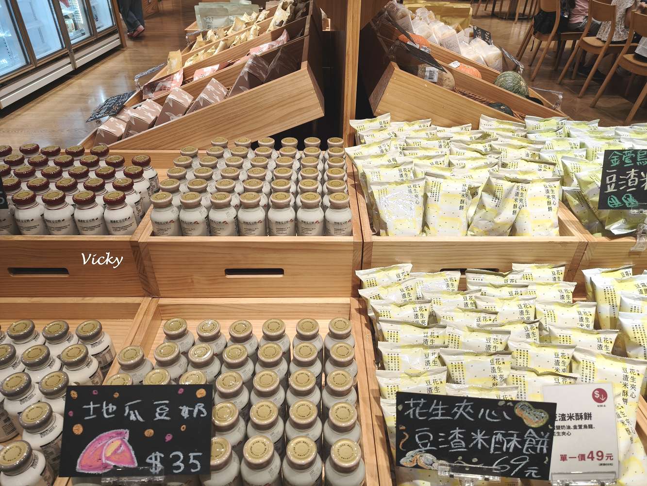 高雄岡山景點推薦︱MUJI 無印良品 岡山門巿：全台首間獨立路面店！獨家台灣瀕危動物玻璃杯、超大在地小市集與質感咖啡廳