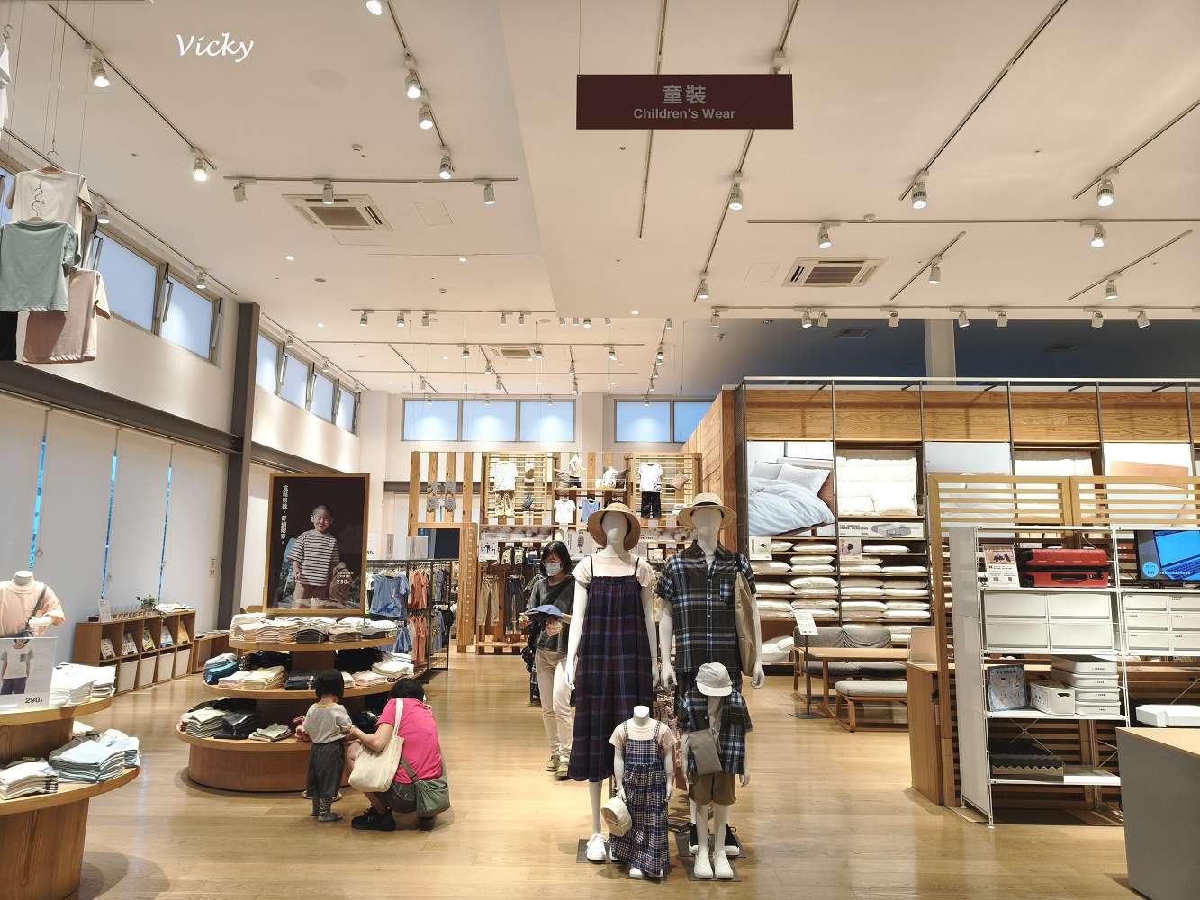 高雄岡山景點推薦︱MUJI 無印良品 岡山門巿：全台首間獨立路面店！獨家台灣瀕危動物玻璃杯、超大在地小市集與質感咖啡廳