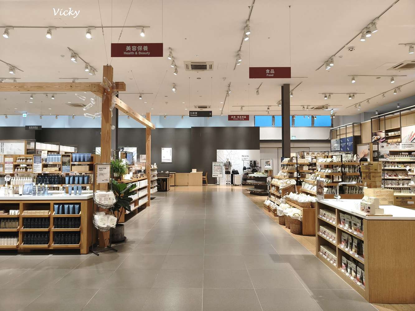 高雄岡山景點推薦︱MUJI 無印良品 岡山門巿：全台首間獨立路面店！獨家台灣瀕危動物玻璃杯、超大在地小市集與質感咖啡廳