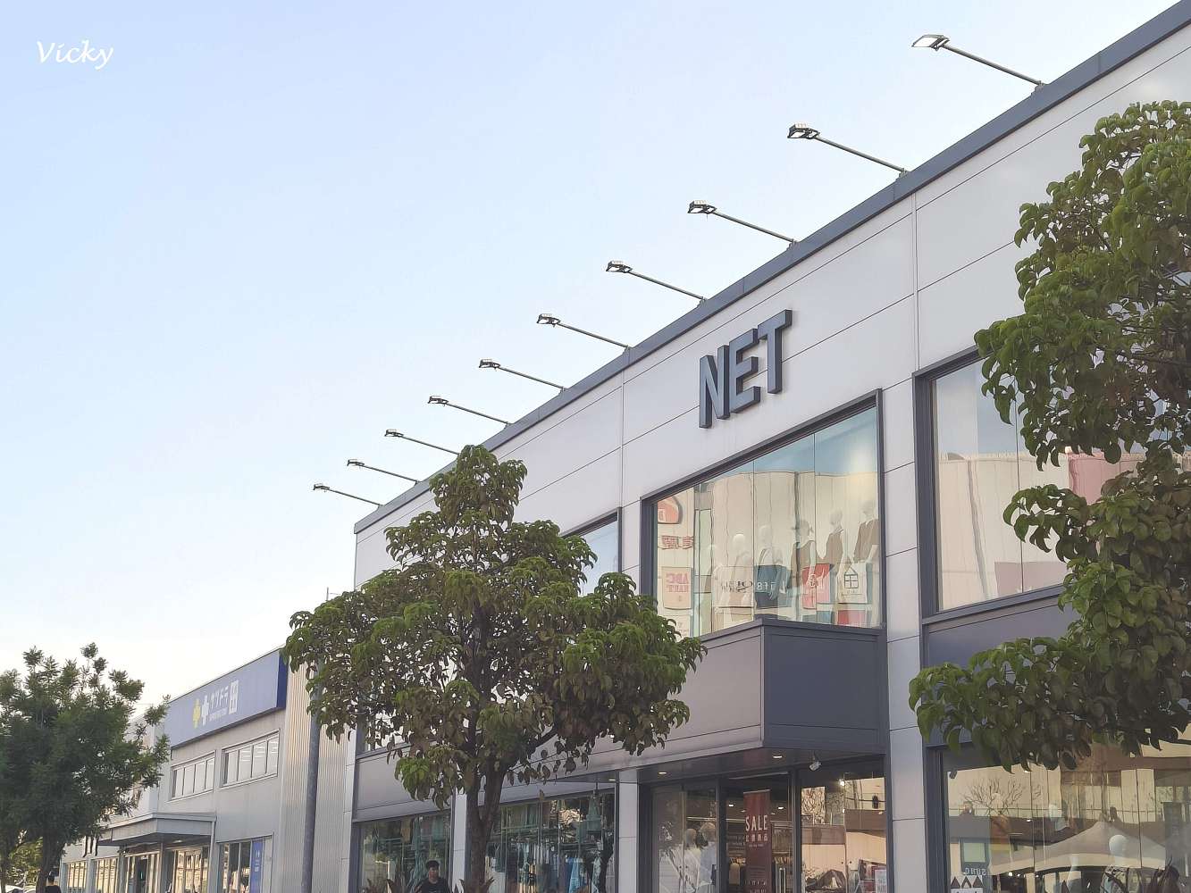 高雄岡山景點推薦︱MUJI 無印良品 岡山門巿：全台首間獨立路面店！獨家台灣瀕危動物玻璃杯、超大在地小市集與質感咖啡廳