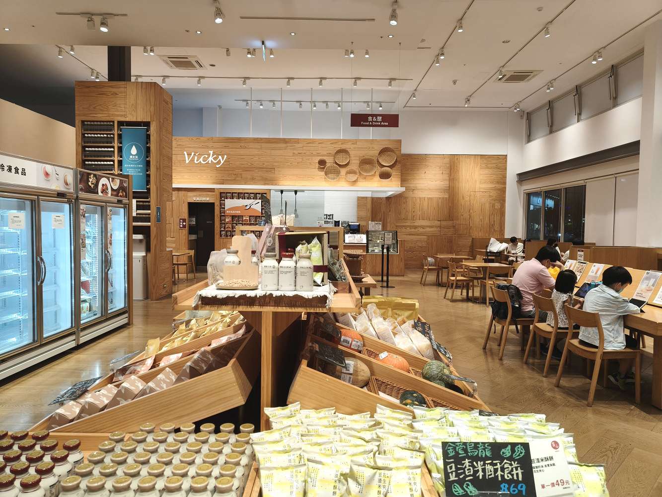 高雄岡山景點推薦︱MUJI 無印良品 岡山門巿：全台首間獨立路面店！獨家台灣瀕危動物玻璃杯、超大在地小市集與質感咖啡廳