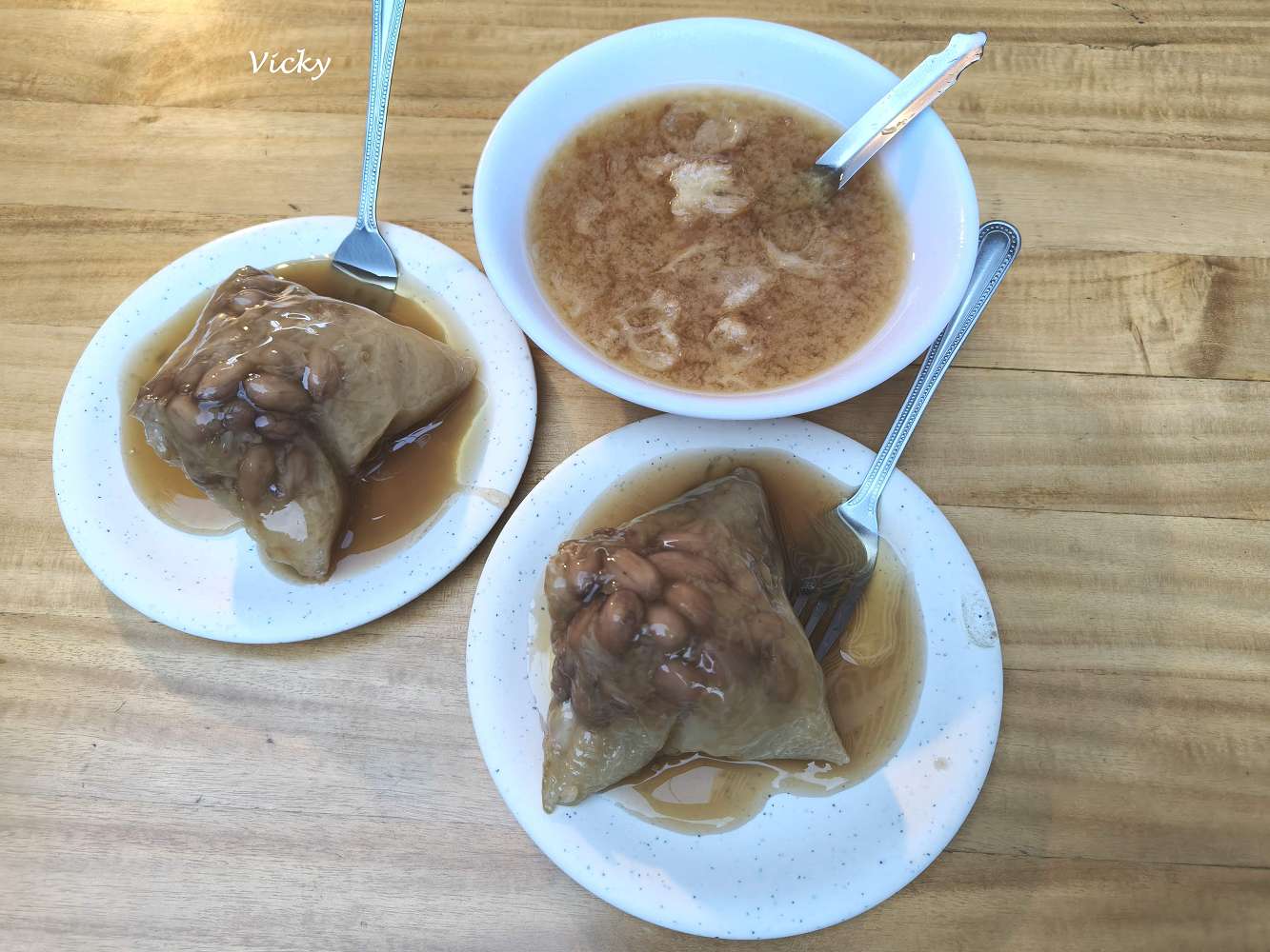 台南美食︱沙淘宮前鄭家菜粽：中西區老饕必吃傳統早餐，大樹下品嚐糯米與花生香的在地時光