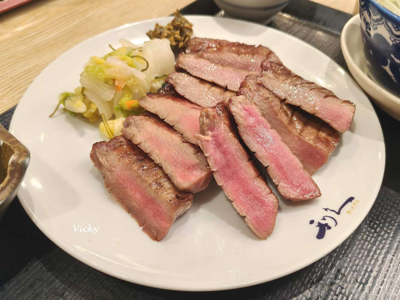 熊本美食︱利久牛舌櫻町熊本店！一家四口爆吃頂級「極厚切牛舌定食」，價格換算超划算！