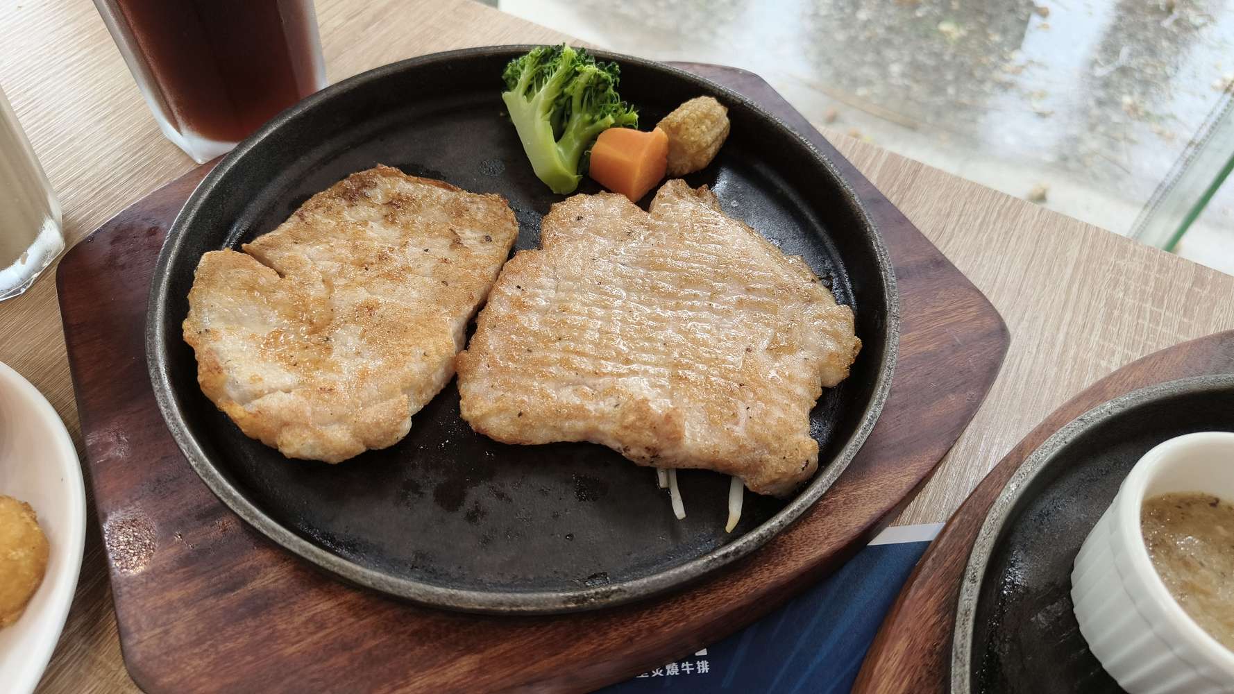 台南吃到飽︱牛室炙燒牛排 BEEFHOUSE 台南海安店：精饌排餐＋超狂百匯 Buffet 吃到飽！