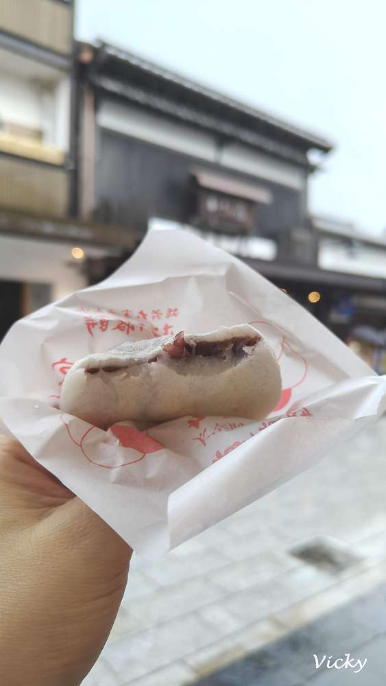 太宰府天滿宮現烤熱騰騰紅豆內餡梅枝餅美食特寫