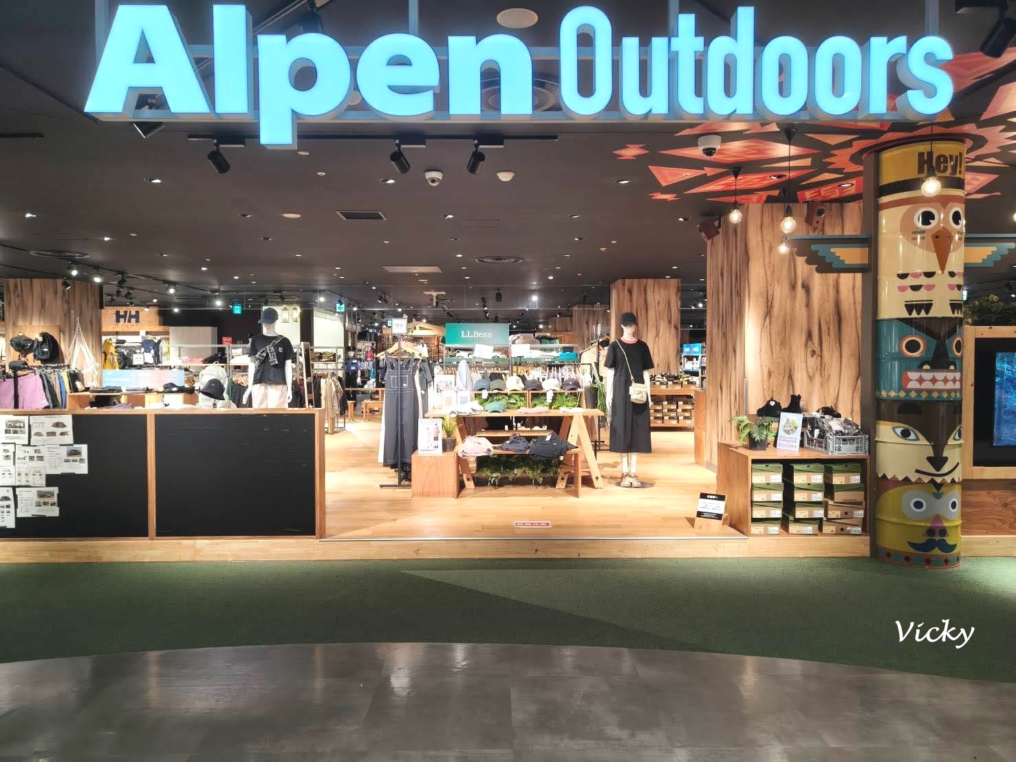 熊本鶴屋百貨內販售戶外潮流與露營裝備的 Alpen Outdoors 專櫃門市外觀。