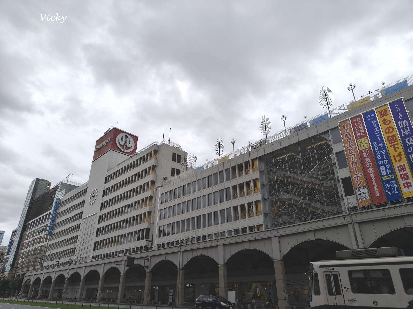 位於市中心通町筋的熊本鶴屋百貨經典建築外觀與路面電車站。