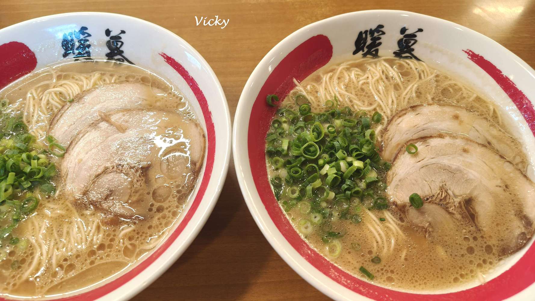九州旅遊,拉麵絕對是不可或缺的靈魂美食!這次來到福岡太宰府,原本想去試試名氣響亮的一蘭拉麵,沒想到排隊人潮實在太驚人,所以到了斜對角的暖暮拉麵。這不僅是我這趟九州之旅最喜歡的拉麵,更是一次驚喜的美味邂逅!