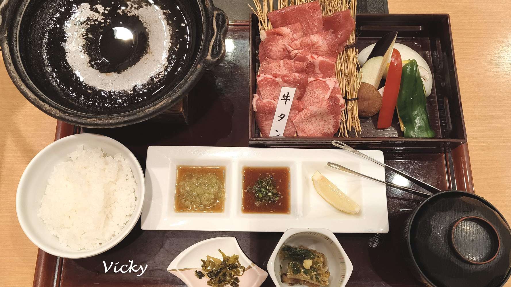 花柚香厚切牛舌陶板燒御膳與特製沾醬白飯