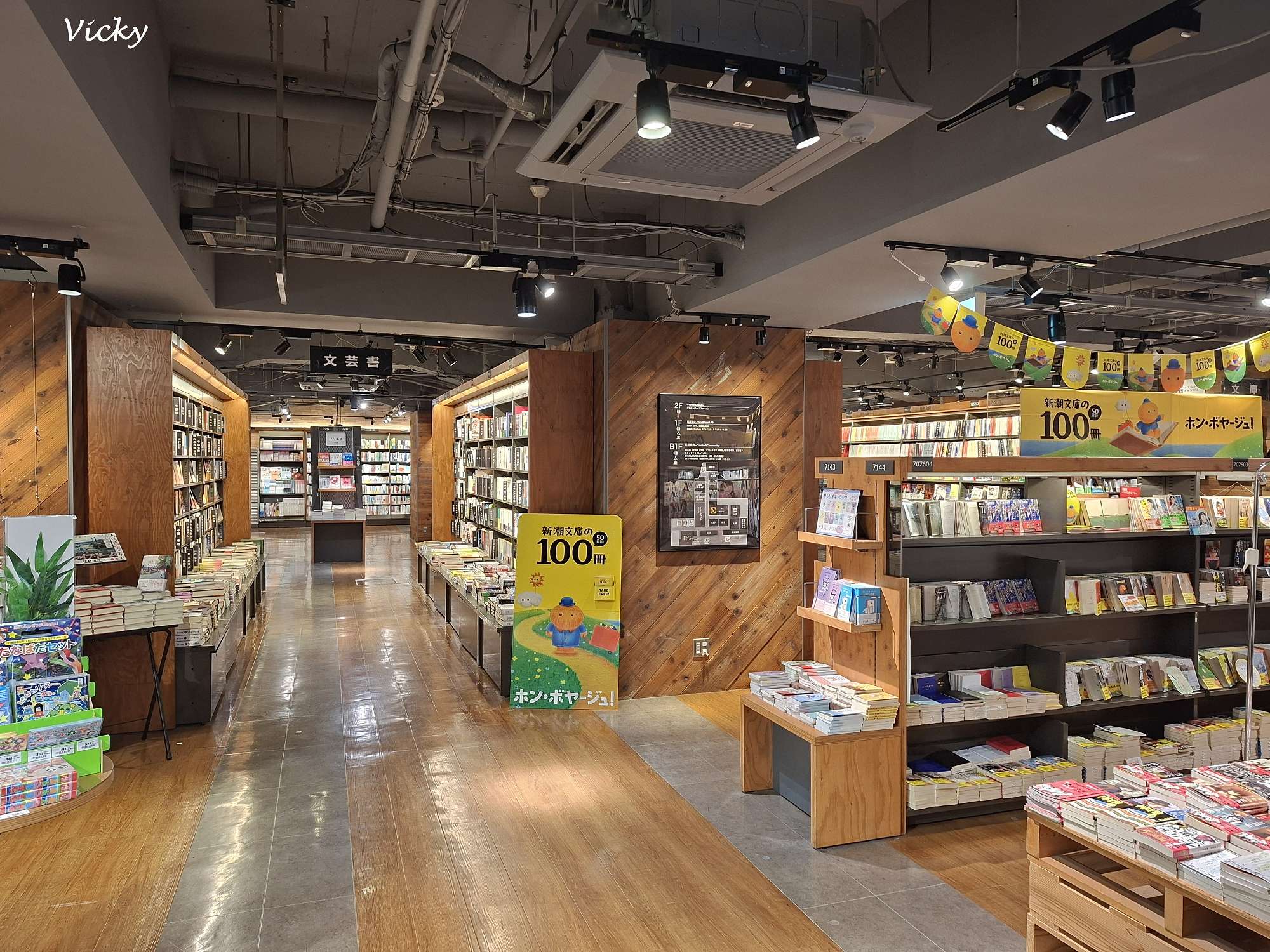 蔦屋書店熊本三年坂店內寬敞質感的木質陳列與豐富的日文書籍展示全景