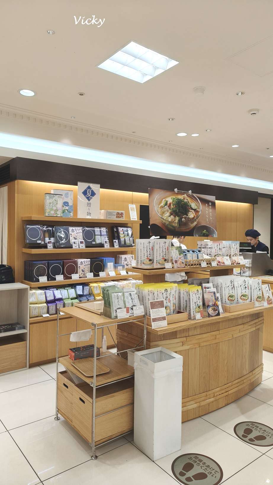 福岡天神大丸百貨 B2 茅乃舍高湯專櫃與夏季限定商品陳列