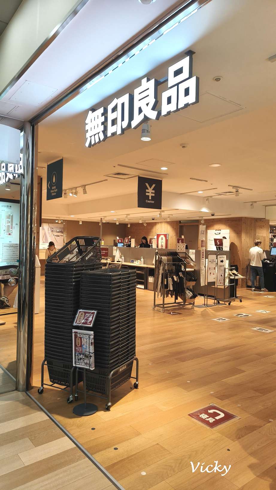 福岡天神大丸百貨地下樓層寬敞好逛的無印良品(MUJI)賣場入口與收銀區