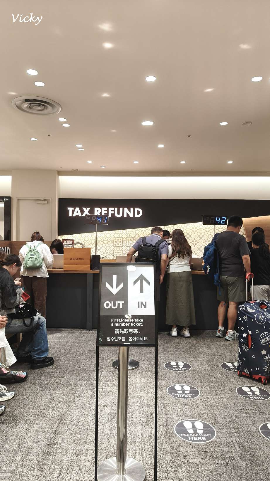 福岡天神大丸百貨本館 B1 免稅櫃檯(Tax Refund Counter)辦理現場與排隊指引