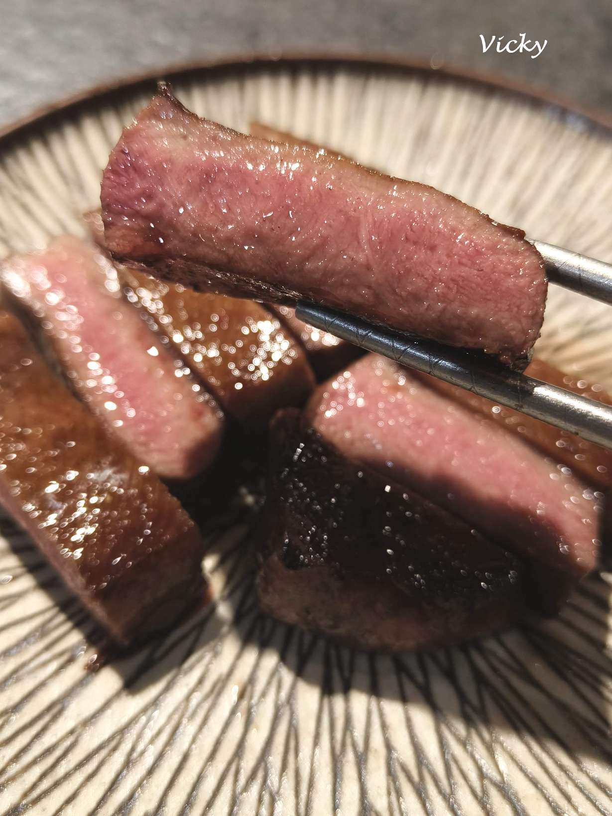 知火燒肉專人代烤外酥內嫩的限量澳洲穀飼厚切牛舌,切面呈現完美粉紅色澤。