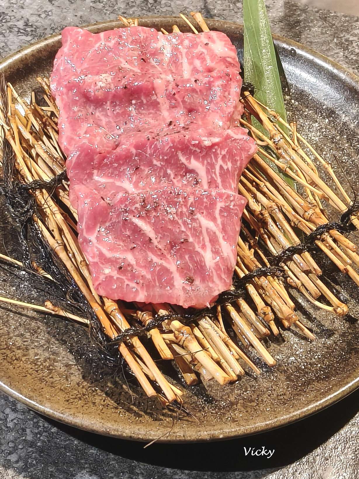 知火燒肉評價開箱:美國認證安格斯牛小排與翼板牛排,肉質鮮紅帶有細緻大理石紋油花。