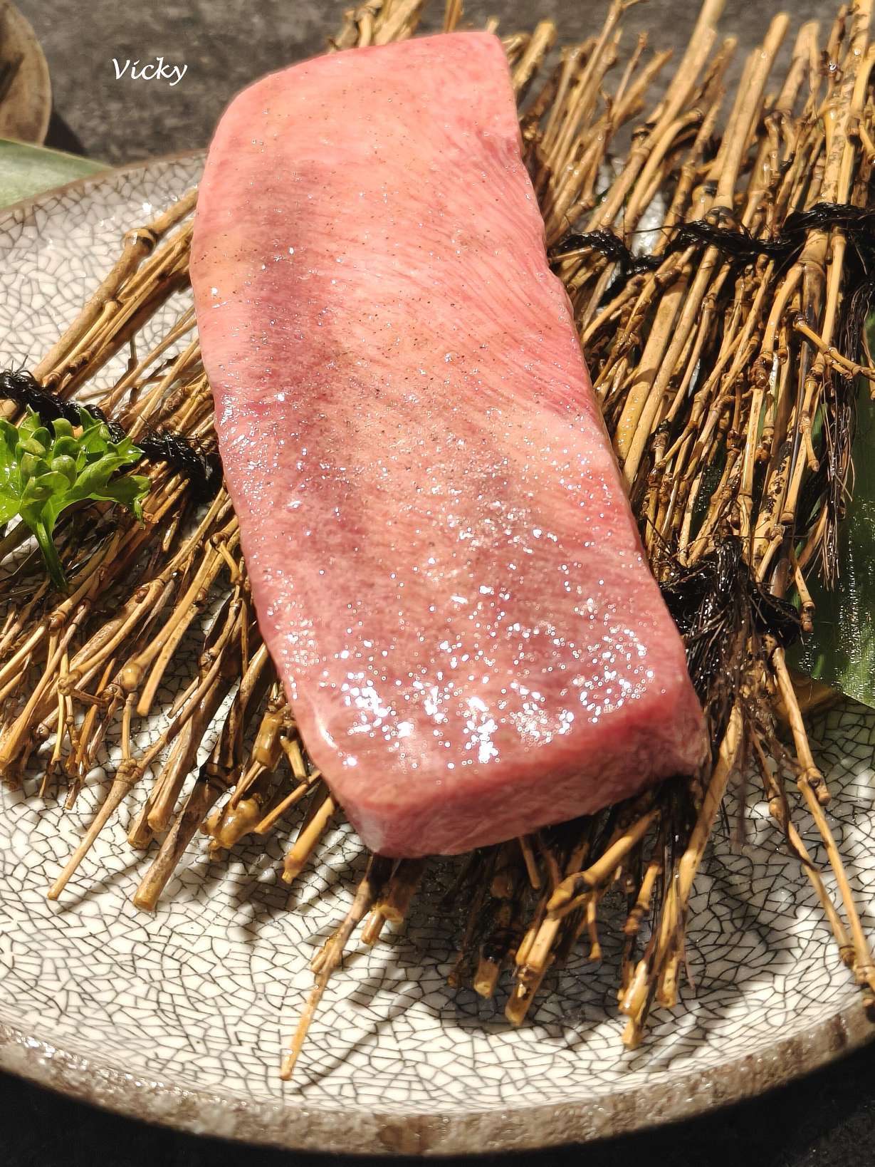 台南燒肉推薦知火燒肉的本日和牛,油花分布均勻的頂級冷藏和牛片。