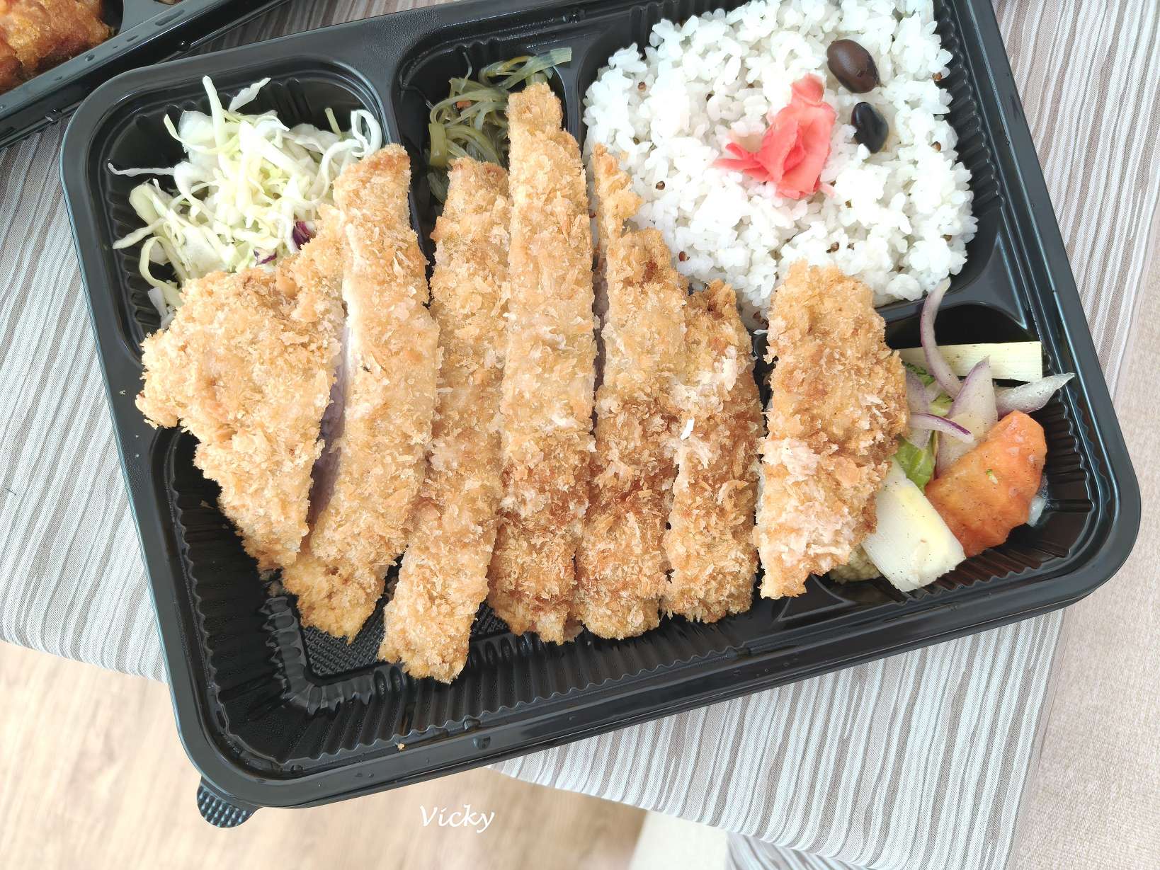 白首炸物定食的日式炸豬排外帶便當,厚實飽滿的手打200克炸豬排特寫