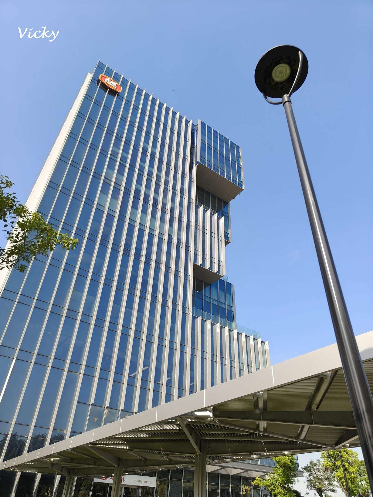 台南歸仁大成安心購全新總部大樓氣派挑高玻璃帷幕建築外觀