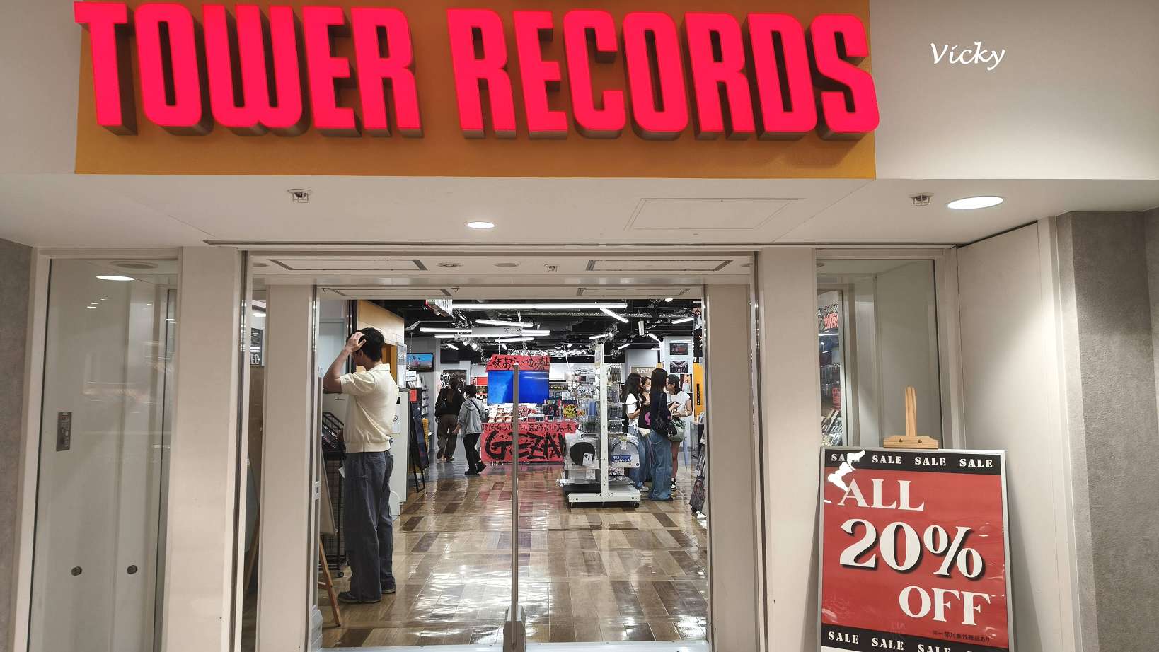 位於福岡 PARCO 百貨內的 TOWER RECORDS 唱片行店面外觀與全店8折優惠告示。