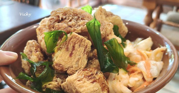 小孩吃素招牌餐點「小孩泡菜豆包」，外皮酥脆的炸豆包配上台式泡菜與九層塔