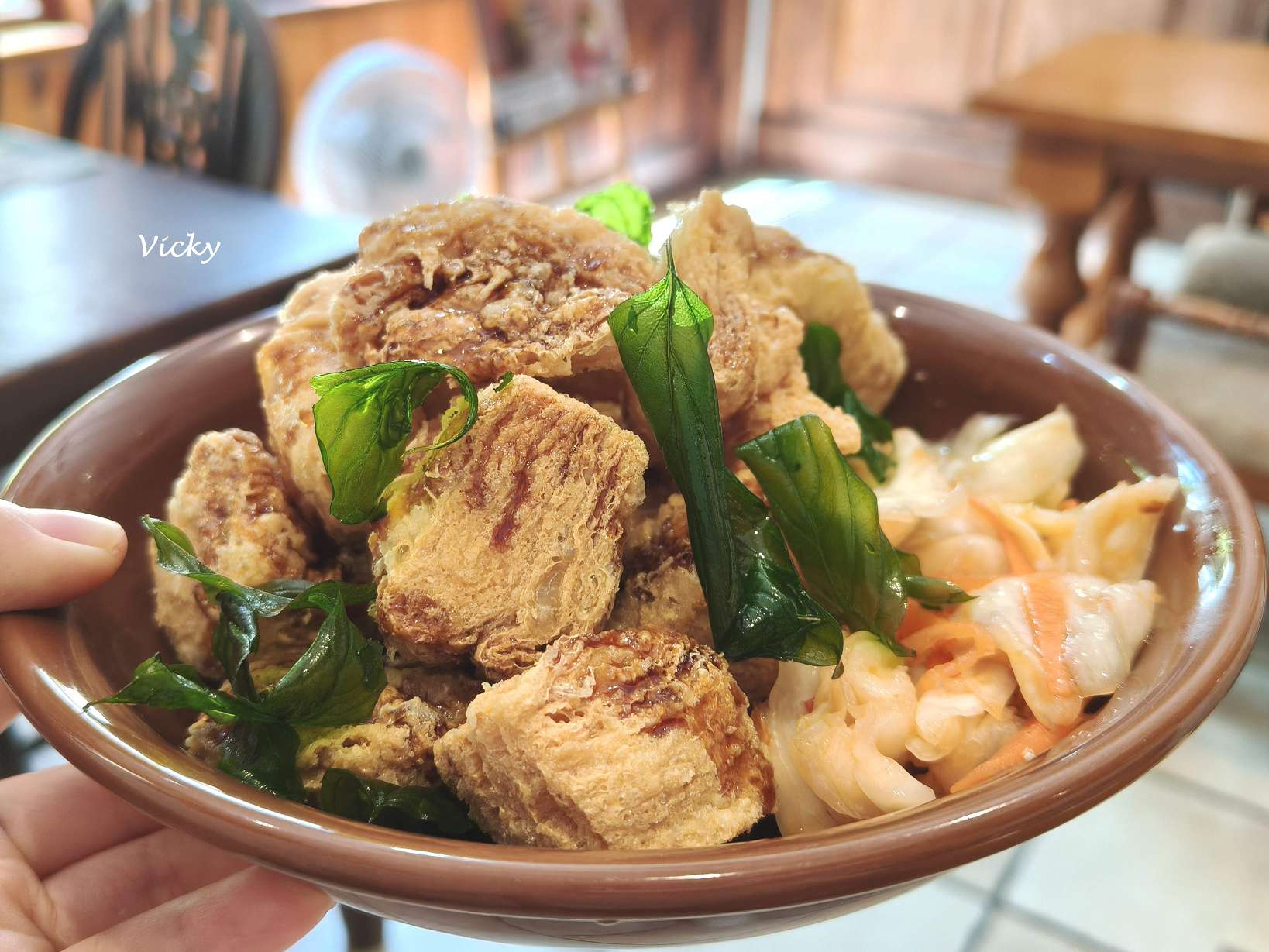 小孩吃素招牌餐點「小孩泡菜豆包」，外皮酥脆的炸豆包配上台式泡菜與九層塔