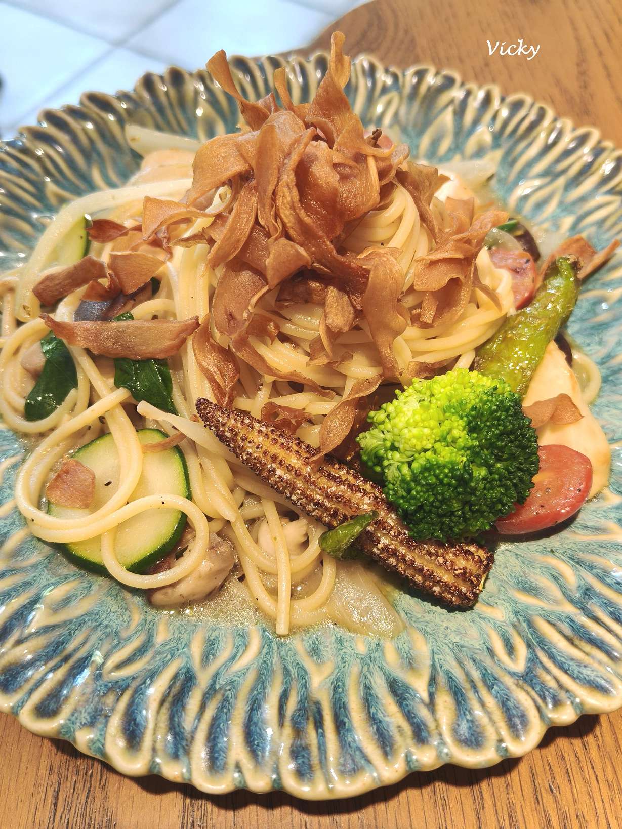 小孩吃素餐廳的「小孩青炒義大利麵」，搭配酥炸杏鮑菇切片、綠花椰菜與玉米筍